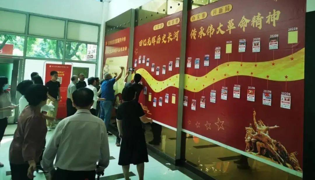 奶奶带2岁孙女下火车后发现丢失围巾，独自回车厢寻找，不料列车突然开走，孙女崩溃无助狂追列车