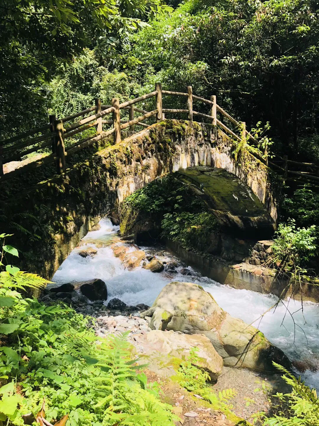 【临近过年,做美甲排个队都能上热搜】。